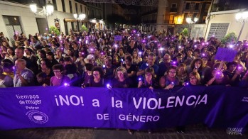 Más de 700 personas han llenado la plaza contra la violencia machista.