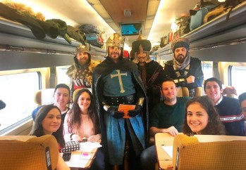 Los festeros han llegado en AVE y han representado en el tren la Embajada.