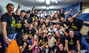 El equipo celebrando la victoria y el ascenso.