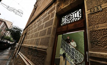 Dos de las propietarias en la entrada de la emblemática vivienda | Jesús Cruces.