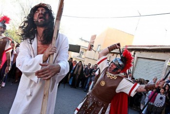 El Vía Crucis Viviente del Altico de San Miguel se consolida ante 5.500 personas