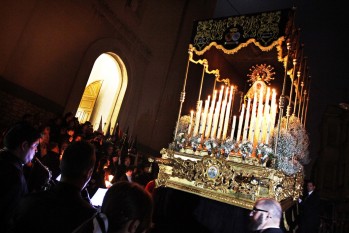 El silencio toma las calles de Elda con una de las procesiones más solemnes de la Semana Santa