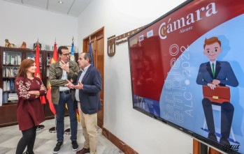 La concejala de Fomento Económico, Industria y Empleo, Sílvia Ibáñez, el alcalde, Rubén Alfaro, y el presidente de la Cámara de Comercio de Alicante, Carlos Baño, han presentado la jornada | J.C.