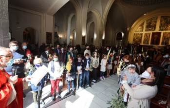 Decenas de niños han acudido a la Inmaculada con sus palmas.