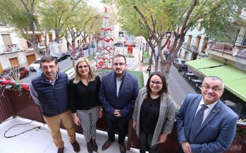 Valor en el balcón municipal junto a los cargos festeros y municipales.