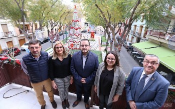 Valor en el balcón municipal junto a los cargos festeros y municipales.