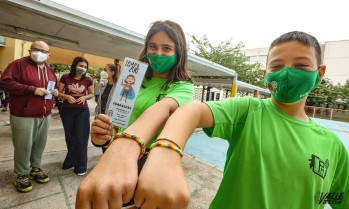 Los pequeños crean las pulseras y marcapáginas solidarios para recaudar fondos.