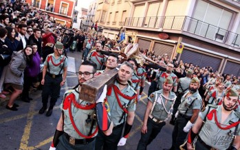 La Legión portó a hombros el año pasado al Cristo del Buen Amor | Jesús Cruces.