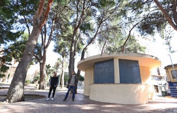 Javier Rivera e Iñaki Pérez en el quiosco de la Plaza Adolfo Suárez | Jesús Curces