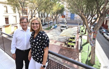 El pregonero Antonio Navarro junto a la alcaldesa Irene Navarro | Jesús Cruces.