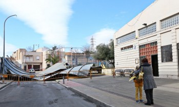 La iglesia ha podido abrir con normalidad una vez los bomberos han asegurado el tejado | Jesús Cruces.