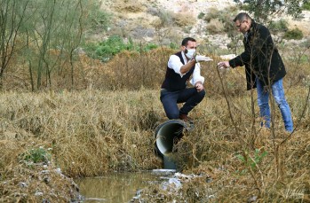 Somos Elda tomando muestras del agua | Jesús Cruces.