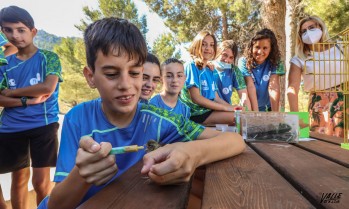 Los jóvenes aprenden a cuidar y proteger la naturaleza.