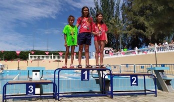 Nadadores del Centro Excursionista Eldense consiguen trece medallas en un campeonato de Monóvar
