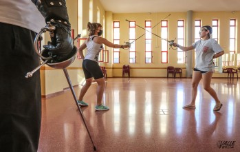 El arte en duelo de la Sala de armas de Elda está enseñando al grupo de teatro algunos pasos de esgrima escénica | J.C.