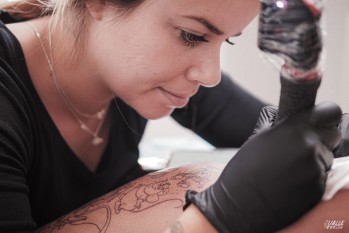 La joven disfruta tatuando y creando sus diseños | Marta Maestre.