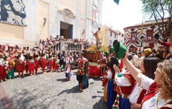 El santo arropado por los festeros en la Plaça de Baix | Jesús Cruces.