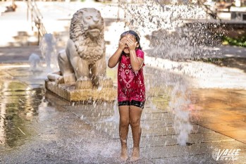 Los pequeños buscan lugares para refrescarse | Nando Verdú. 