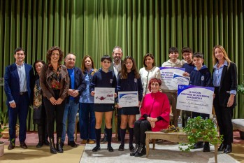 Imagen de los premiados y del jurado con la escritora.