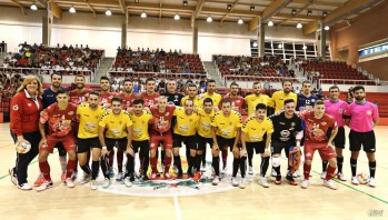 El Nueva Elda, de amarillo, y El Pozo Murcia, de rojo, en la imagen grupal antes del partido | Jesús Cruces