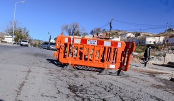 El socavón ha sido vallado para evitar incidentes.