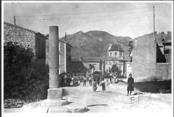 Vista de la Cruz del Panadero en la entrada a Elda por la antigua calle Pierrad (act. Pedrito Rico).