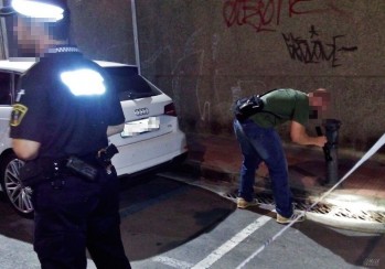 Los agentes buscaron en los alrededores pruebas que les lleven a los asaltantes.