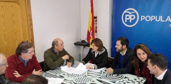 La presidenta del PP valenciano  Isabel Bonig se reúne en Elda con la Asociación de Jubilados