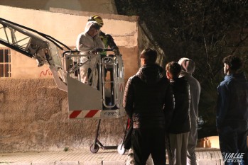 El joven ha sido rescatado por los Bomberos mientras sus amigos esperaban abajo | Marta Maestre.