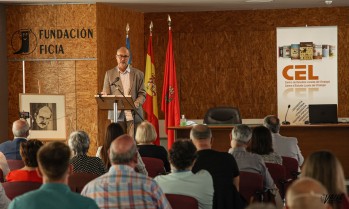 El director del CEL Vinalopó, Gabriel Segura, durante el acto.