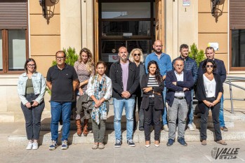 Imagen de la concentración que ha tenido lugar a las puertas del Ayuntamiento | Nando Verdú.