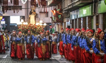 San Antón recorrió el centro de Elda en una tarde protagonizada por la devoción.