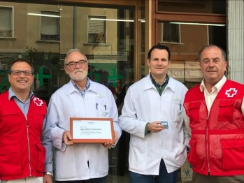 Cruz Roja premia la solidaridad de la Farmacia Roberto Valero de Elda
