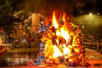 El fuego consumió los monumentos en la última noche de Fallas.