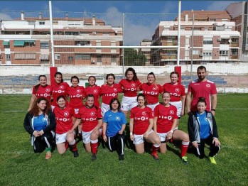 El equipo femenino del Monastil Rugby celebra su vuelta con una victoria