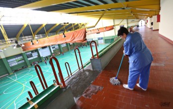 Imagen de una limpiadora en el Polideportivo Isaias y Gedeón Guardiola | Jesús Cruces