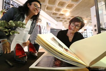 Elia Barceló hizo entrega de un par de zapatos al Museo del Calzado | Jesús Cruces.