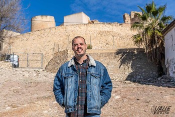 El edil de Patrimonio Histórico, Iñaki Pérez, junto al Castillo | Nando Verdú. 