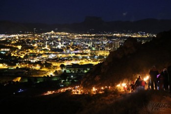 El fuego volvió al monte Bolón ante la mirada de Elda | Jesús Cruces.
