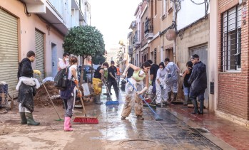 Un centenar de personas se han desplazado a Valencia. 