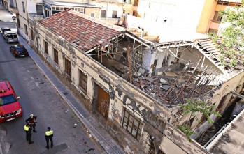 El derrumbe ha provocado un fuerte estruendo que ha alertado a los vecinos | Jesús Cruces.