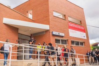 El conseller ha visitado el centro de salud para anunciar le inicio de las obras.