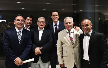 Los empresarios posan junto al alcalde de Elda, Rubén Alfaro.