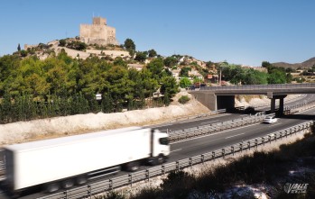 El detenido circuló por la Autovía con el hombre enganchado al vehículo.