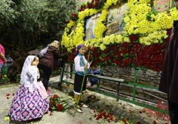 Los falleros más pequeños también portaban flores | Jesús Cruces.