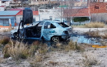 Un coche se calcina en la calle Extremadura de Elda