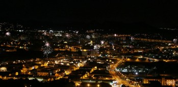 Los fuegos artificiales avisaron de la llegada a Elda de los Reyes Magos.