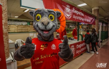  Sansil, delante del stand instalado para recibir inscripciones para la San Silvestre Eldense | J. Cruces.