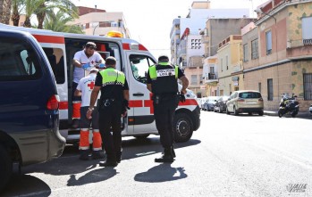 Una ambulancia de Cruz Roja se ha hecho cargo de la mujer | Jesús Cruces.
