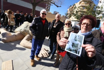 Algunos familiares de las víctimas junto al monumento que les recuerda en Elda.